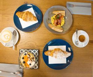una mesa con platos de desayuno y café en B&B Via Corsica 10 en Pisa