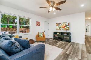 sala de estar con sofá azul y ventilador de techo en Orange Crush, en Pensacola