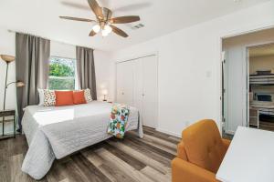 1 dormitorio con 1 cama y ventilador de techo en Orange Crush, en Pensacola