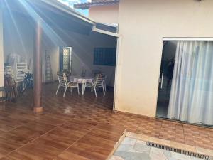 a dining room with a table and chairs in a house at Casa com piscina disponível pra festa do peão in Barretos