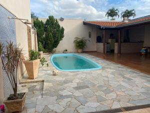 a swimming pool in the backyard of a house at Casa com piscina disponível pra festa do peão in Barretos