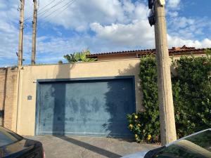 uma porta de garagem em frente a uma casa em Casa com piscina disponível pra festa do peão em Barretos