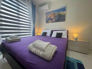 Postel nebo postele na pokoji v ubytování Marsascala Sea View 2 Bed Apartment close to center! HPI 9934 + 37 fotografií