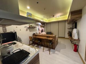 Zimmer mit einer Küche mit einem Schreibtisch und einem Tisch in der Unterkunft Azure Urban Resort - By Ground Zero One in Manila