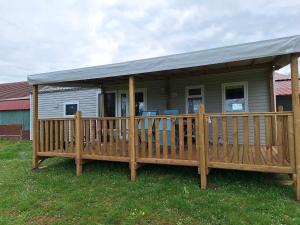 een huis met een terras met een dak erop bij Gites les Gambes in Échenoz-le-Sec