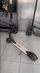 2 scooters installés à même le sol dans une pièce dans l'établissement Аренда Электросамокатов в Шарм Эль Шейхе, à Charm el-Cheikh