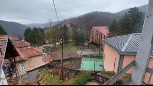 uma vista aérea de uma aldeia com um campo de ténis em Domaćinstvo Jolović em Kraljevo