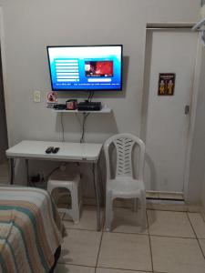 里約熱內盧的住宿－里約熱內盧一室公寓，墙上设有一张桌子和一台电脑显示器的房间