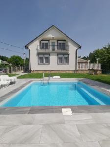 uma grande piscina em frente a uma casa em Zétény Vendégház em Vonyarcvashegy