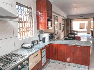 Kuchyň nebo kuchyňský kout v ubytování Khutso Boutique Hotel