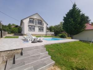 uma casa com piscina no quintal em Zétény Vendégház em Vonyarcvashegy