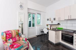 een woonkamer met een bank en een keuken bij Apartment Banjska in Dubrovnik