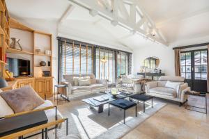 sala de estar con sofás y mesa en Chalet Soleil Blanc en Saint-Gervais-les-Bains