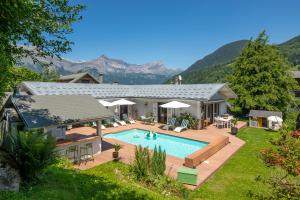 una vista aérea de una casa con piscina en Chalet Soleil Blanc en Saint-Gervais-les-Bains