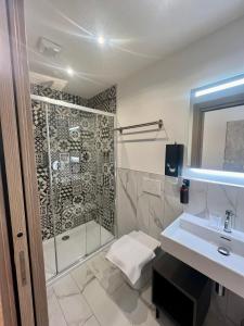 ein Bad mit einer Dusche und einem Waschbecken in der Unterkunft Mascheretta Affittacamere in Dolo