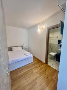 sypialnia z łóżkiem oraz łazienka z lustrem w obiekcie Mascheretta Affittacamere w mieście Dolo