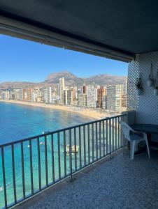 balcón con vistas a la playa y a los edificios en Apartment Alcalde Manuel Catalán Chana, en Benidorm