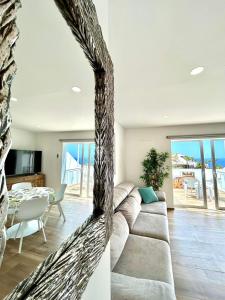 ein Wohnzimmer mit Sofa und Tisch in der Unterkunft Holiday Valley Fortuna in Adeje