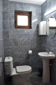 La salle de bains est pourvue de toilettes et d'un lavabo. dans l'établissement Apartmani Bon Bons, à Sokobanja