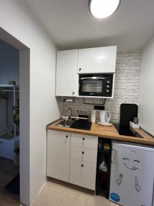 科切維的住宿－Deteljica，厨房配有白色橱柜和微波炉