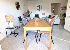 uma sala de jantar com mesa e cadeiras em Casa Kari em Albufeira