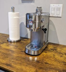 una macchinetta del caffè su un bancone con un rotolo di carta da cucina di Cozy Room at a shared Apartment East Village a New York