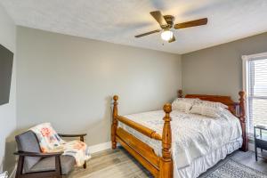 Un dormitorio con una cama y un ventilador de techo. en Peaceful Shiloh Home with Deck and Fishing Pond Access, en Shiloh