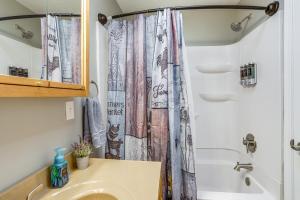 Un baño con cortina de ducha y lavabo. en Peaceful Shiloh Home with Deck and Fishing Pond Access, en Shiloh 19 fotos más