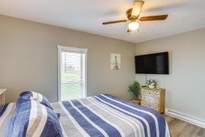 um quarto com uma cama e uma ventoinha de tecto em Peaceful Shiloh Home with Deck and Fishing Pond Access em Shiloh