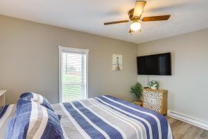 Un dormitorio con una cama y un ventilador de techo. en Peaceful Shiloh Home with Deck and Fishing Pond Access, en Shiloh