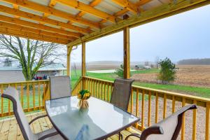 Una terraza de madera con una mesa y sillas. en Peaceful Shiloh Home with Deck and Fishing Pond Access, en Shiloh