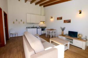 a living room with a couch and a kitchen at I - St. Johns Countryside Getaway in Odiáxere