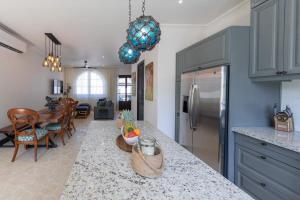 Η κουζίνα ή μικρή κουζίνα στο Mediterranean-Style Villa with a Private Plunge Pool, Ocean Views, and Exclusive Beach Club Access
