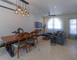 sala de estar con mesa, sillas y sofá en Gorgeous Luxury Villa Close to Beach in Las Catalinas Sleeps 6, en Playa Danta