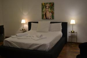 A bed or beds in a room at Acquadellarte B&B
