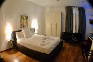 A bed or beds in a room at Acquadellarte B&B