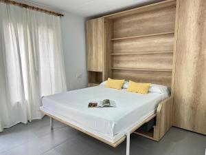 A bed or beds in a room at Agi Arago Studio