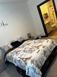 Downtown Augusta luxury 2bed apt في أوغوستا: غرفة نوم بسرير ومرآة