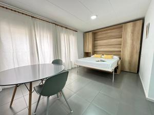 A bed or beds in a room at Agi Arago Studio