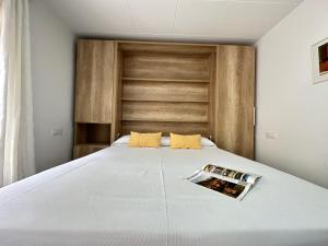 A bed or beds in a room at Agi Arago Studio