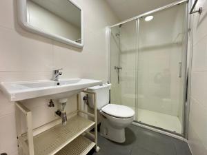 A bathroom at Agi Arago Studio