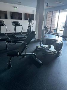 un gimnasio con varias sillas vacías en una habitación en Downtown Augusta luxury 2bed apt en Augusta