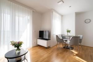 un salon avec une table et une télévision dans l'établissement HM • Sunny 1BR Home with Balcony, à Vienne