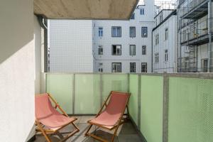 - deux chaises assises au-dessus du balcon dans l'établissement HM • Sunny 1BR Home with Balcony, à Vienne