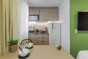 Easy Life Campos PUC by Xtay - Conforto em Curitiba, a poucos minutos do Teatro Paiol e do Mercado Municipal的厨房或小厨房