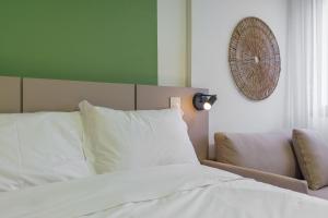 Easy Life Campos PUC by Xtay - Conforto em Curitiba, a poucos minutos do Teatro Paiol e do Mercado Municipal客房内的一张或多张床位