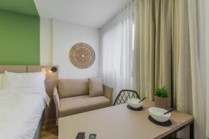 Easy Life Campos PUC by Xtay - Conforto em Curitiba, a poucos minutos do Teatro Paiol e do Mercado Municipal客房内的一张或多张床位