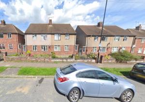 ParksideにあるCoventry 59 Michaelmas Pet Friendly 2 Bedroom Apt with Parkingの家屋前駐車場に駐車した白車
