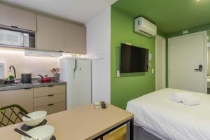 Easy Life Campos PUC by Xtay - Conforto em Curitiba, a poucos minutos do Teatro Paiol e do Mercado Municipal的厨房或小厨房