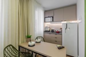 Easy Life Campos PUC by Xtay - Conforto em Curitiba, a poucos minutos do Teatro Paiol e do Mercado Municipal的厨房或小厨房